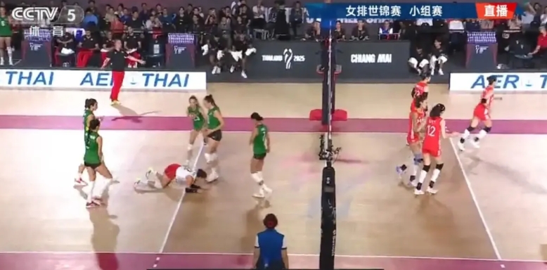 是墨西哥女排，还是意大利女排？反正中国女排前两局不是中国女排，被打得十分狼狈！吓