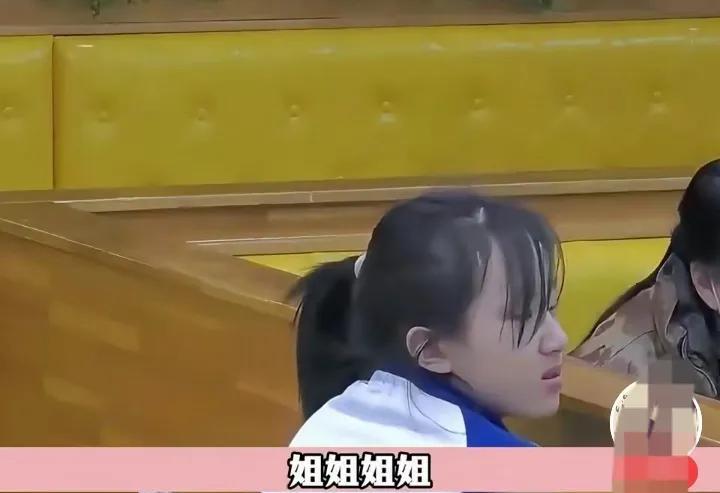 泪目了！饭店里，女孩来例假求助，夫妻俩暖心举动让人感动！



冬日午后，一家小