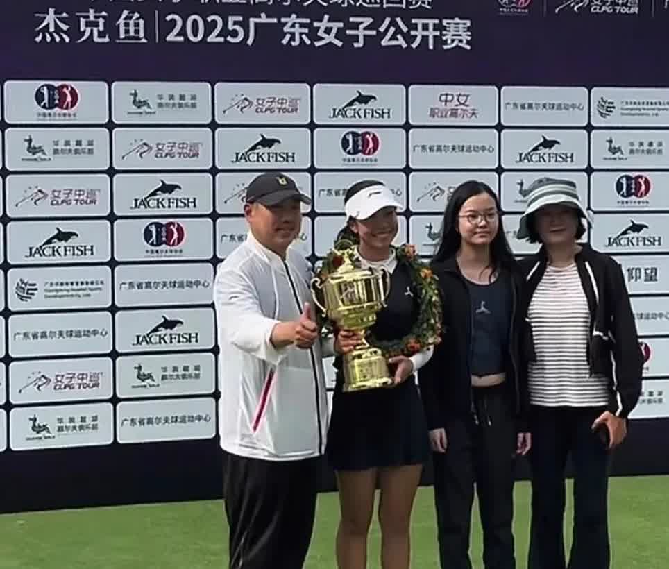 刘国梁的两个女儿文武双全，真的优秀！
大女儿刘宇婕，小名赢赢，三岁起练习高尔夫