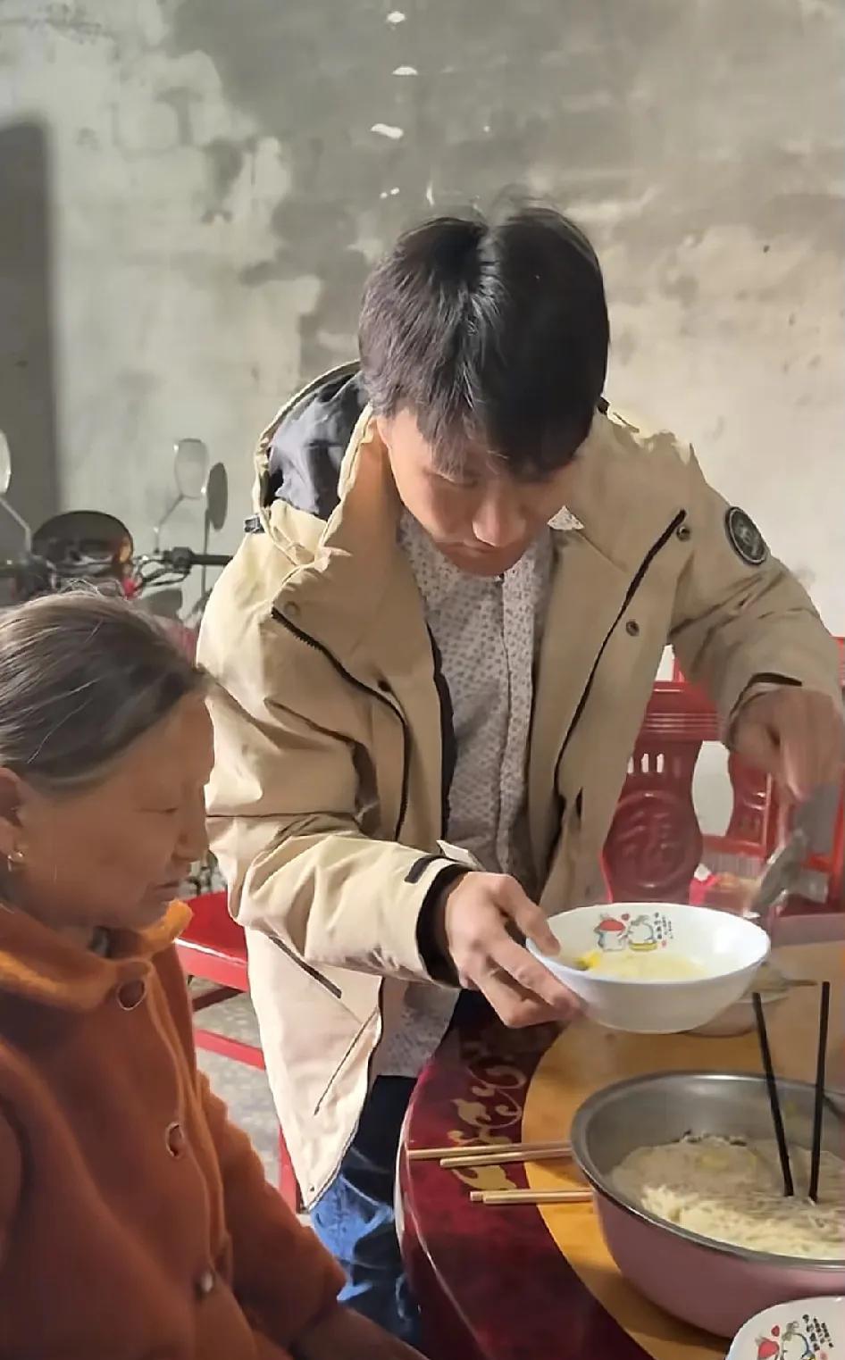 大家都在说，那些寻亲的家庭要多赚钱，你没有钱孩子都不愿意回来！
我想说大家都错了