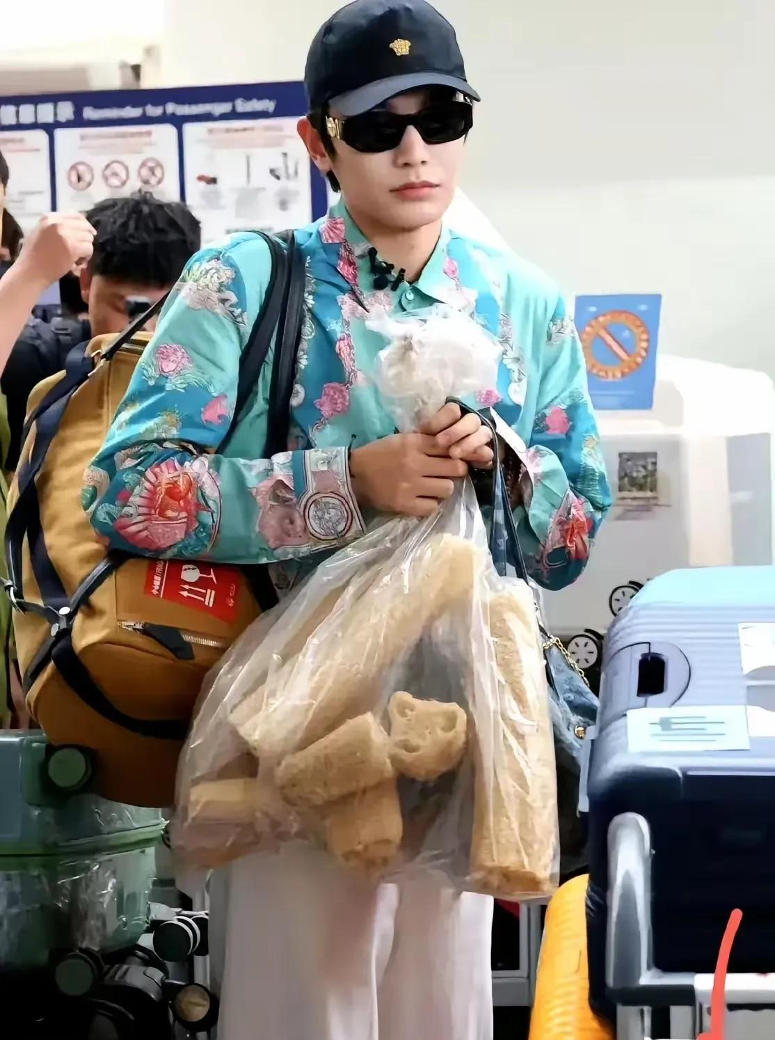 丁禹兮，像不像地主家的傻儿子。
就算全身大牌加持，依然感觉憨憨的。
他要去国外参