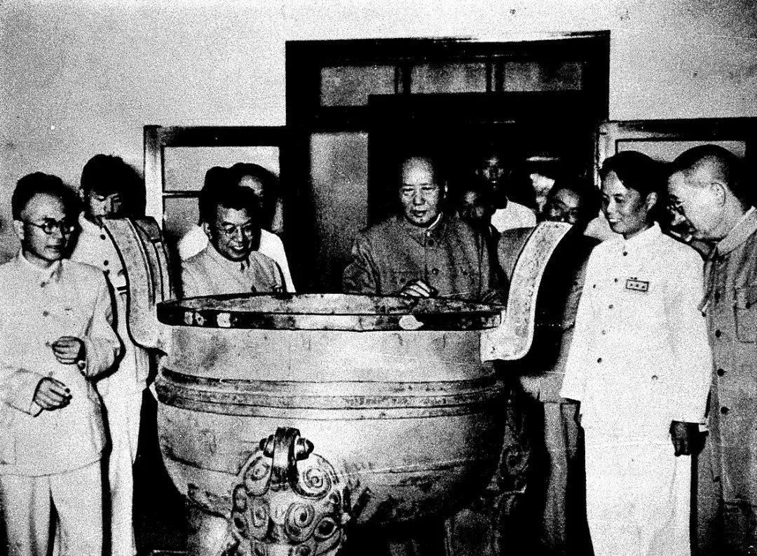 1958年9月17日，毛泽东主席视察安徽省博物馆观看楚大鼎的照片。
楚大鼎（铸客
