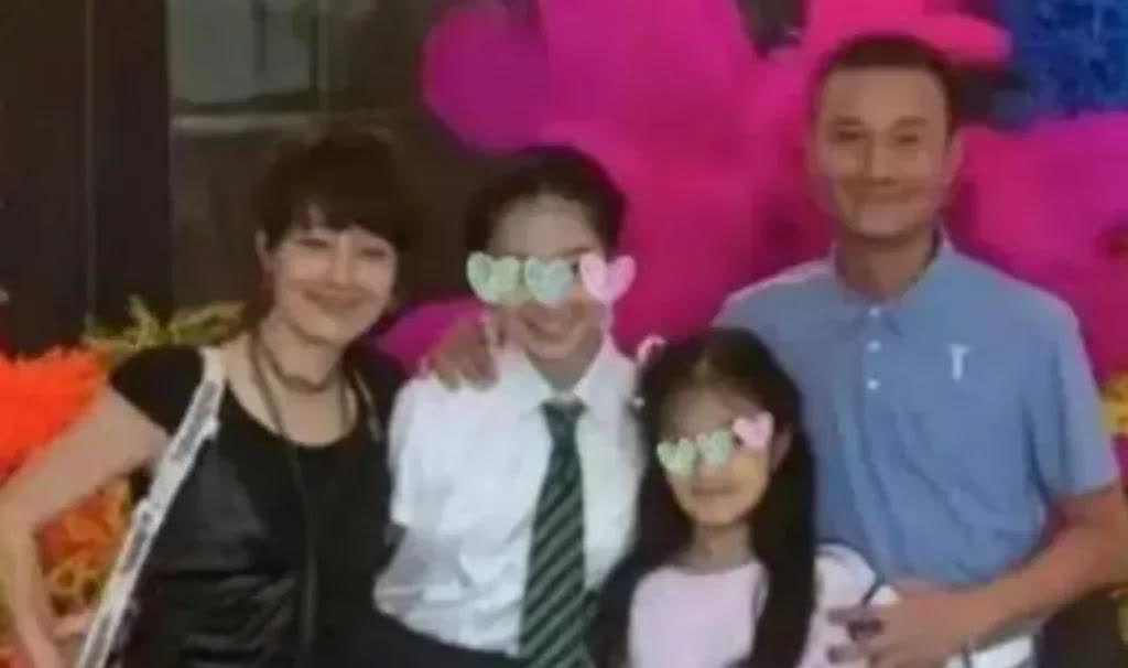 马伊琍文章一家四口罕见同框！马伊琍依旧美丽，文章憔悴
能看马伊琍、文章这对离婚