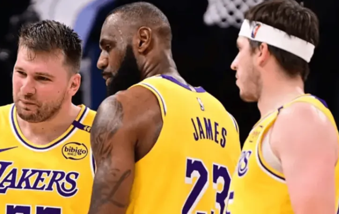 湖人今日官方更新球队与开拓者比赛的伤病报告，具体如下：
德安德烈-艾顿（背部痉挛