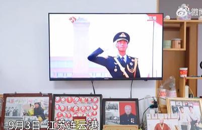 98岁老兵看阅兵直播隔空敬礼
9月3日，#九三盛大阅兵#，江苏连云港98岁的刘善