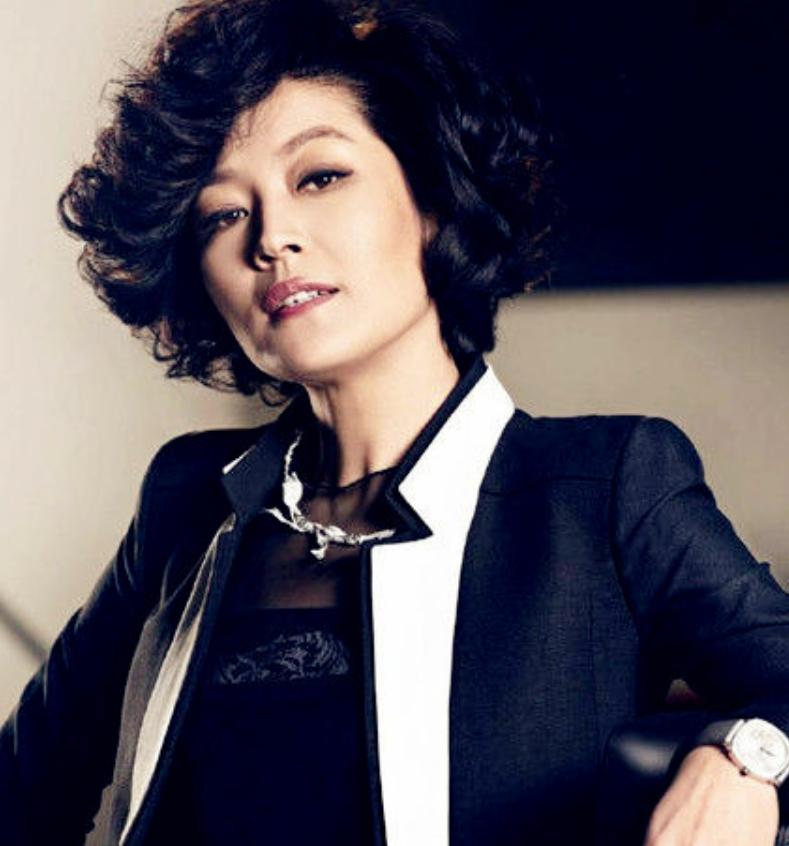 哈文放弃事业陪伴女儿太可惜，但从另一个角度看，她其实收获了更珍贵的幸福。
 
哈