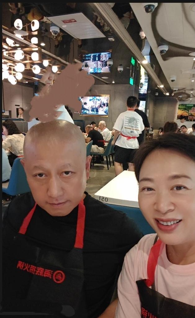 中午，大闺女两口子请我和老张吃海底捞。吃饭时我几次问老张:“你什么时候回平房啊？