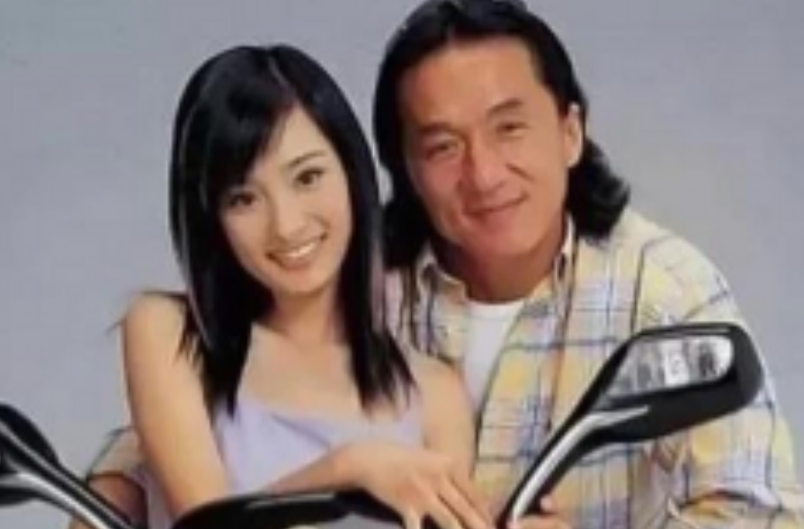 2003年，成龙和未成年的杨幂合作拍摄了机车广告，拍摄结束后成龙收到了50万的酬