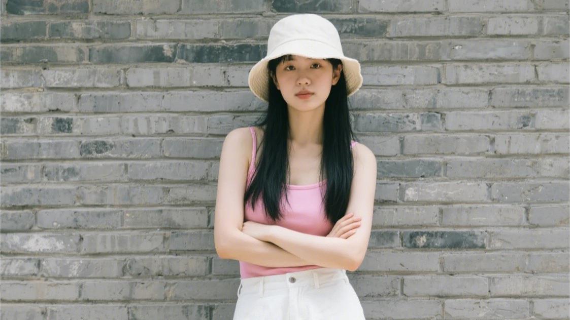 AI夏日穿搭示范：粉白配色也能穿出气质与高级感！