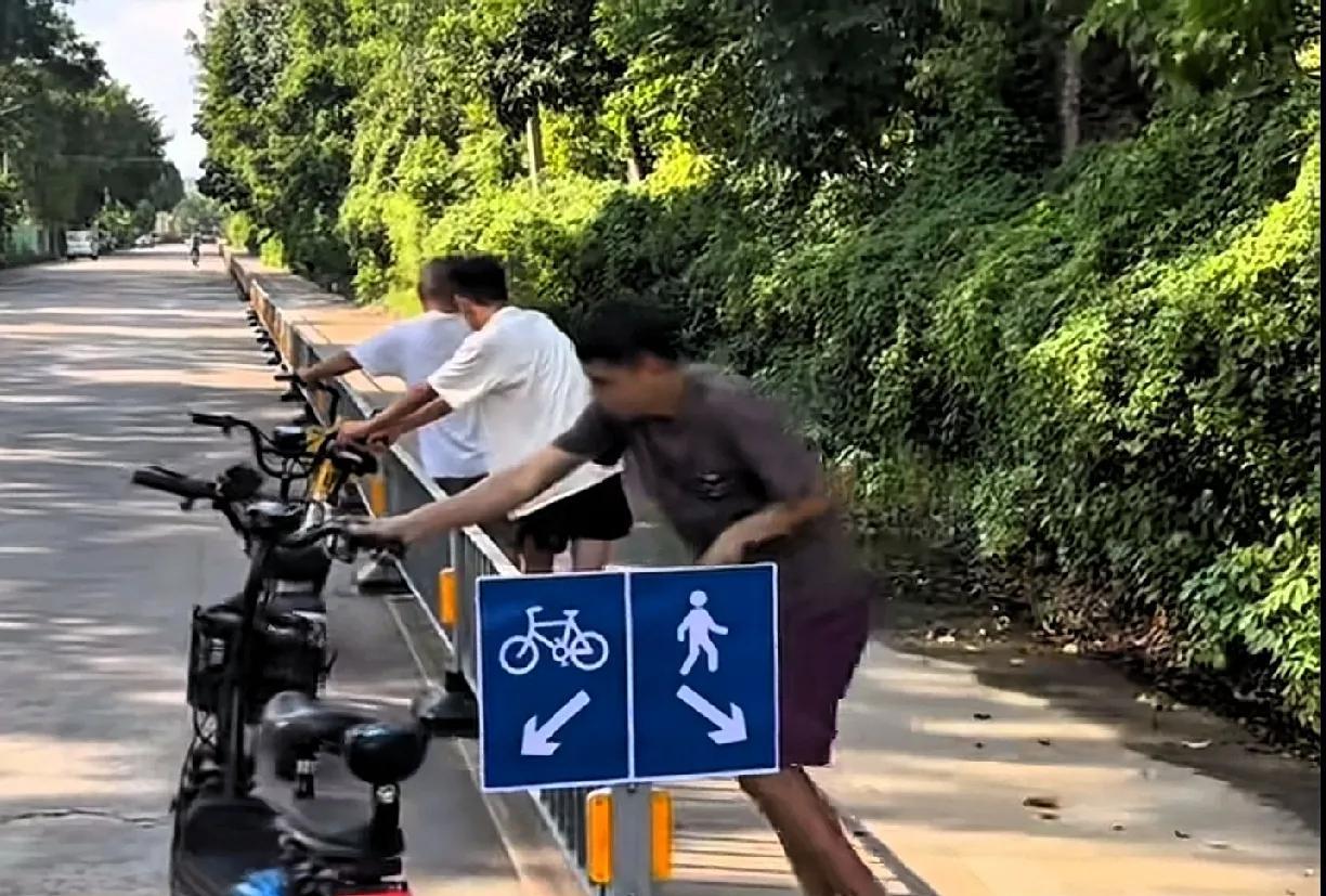 你见过这样的路牌标志吗？
没想到这位骑自行车的小伙，见到这样的标志后，竟然果断的
