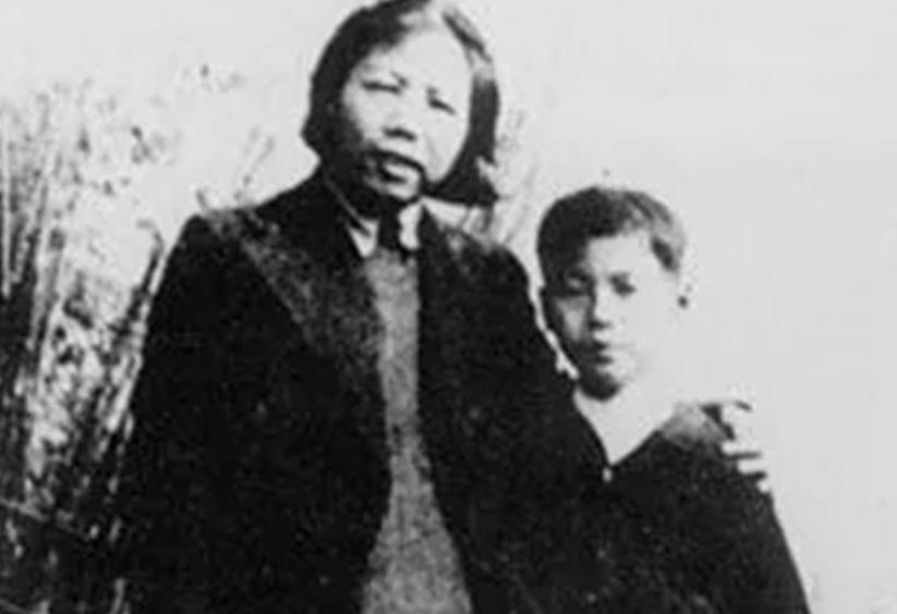 邓颖超临终遗言竟是“李鹏”二字，这句简单的称呼背后，蕴藏着一段深厚的情谊与不平凡