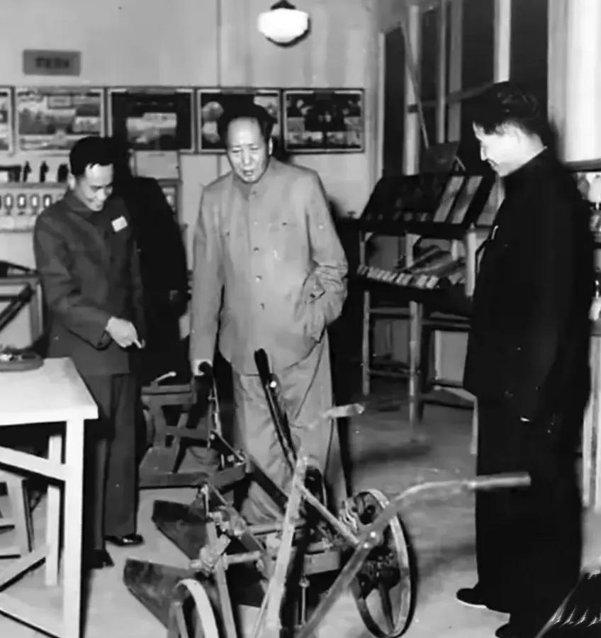 1955年4月6日，北京，程子华陪同毛主席参观全国供销展览，亲切交谈，笑容满面，