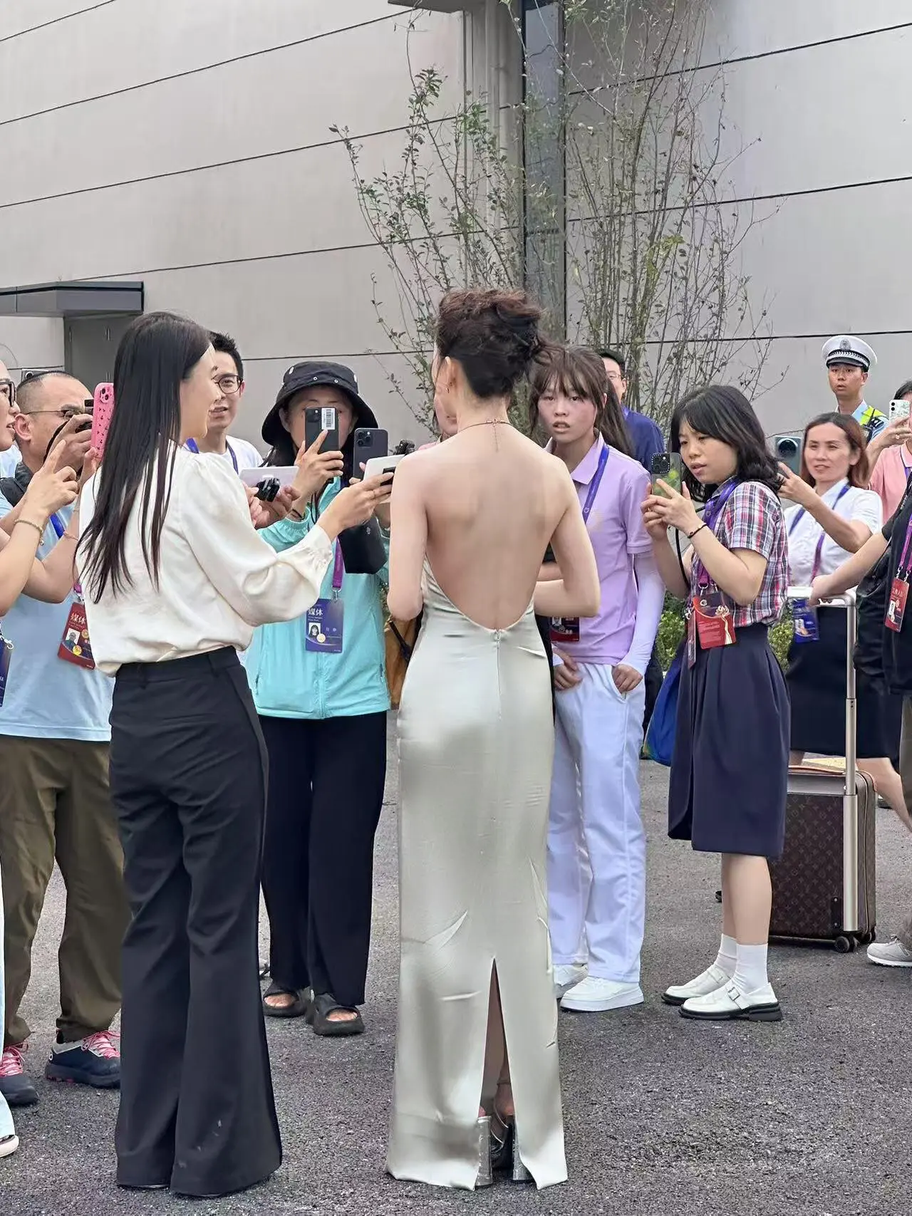 你绝对猜不到这是哪个女明星的背影 ​​​