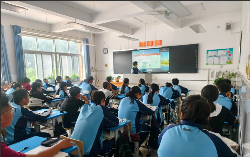 当老师30多年，现在是越来越不会教学生了。当学生上课公然违反纪律时，常常感到束手