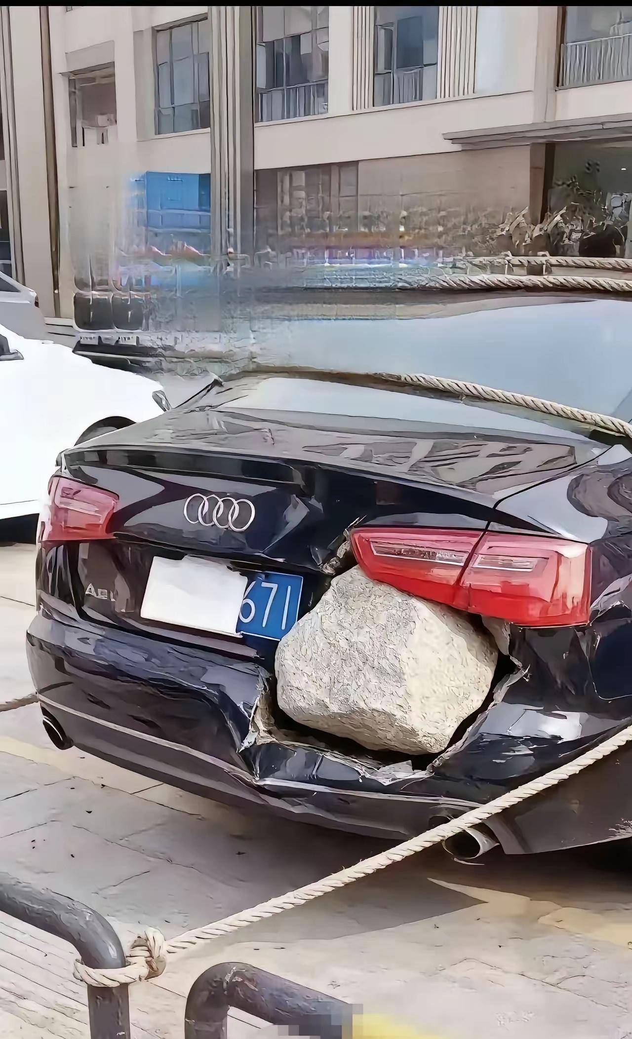 这个开出去一定很拉风吧，一切都是台风惹的祸。