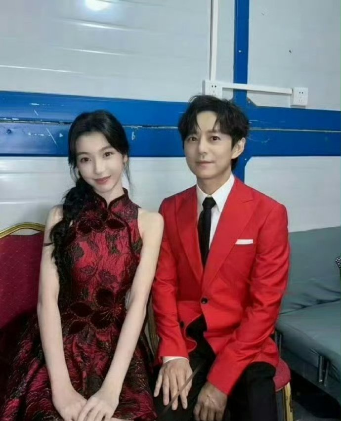 何炅的脸看着还像二十多岁，但是手已经出卖了他的年纪 ​​​