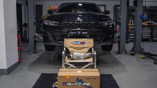 宝马330i改装历程第二波来咯
继我上次发布的改了Achen&Cybe的碳纤维套