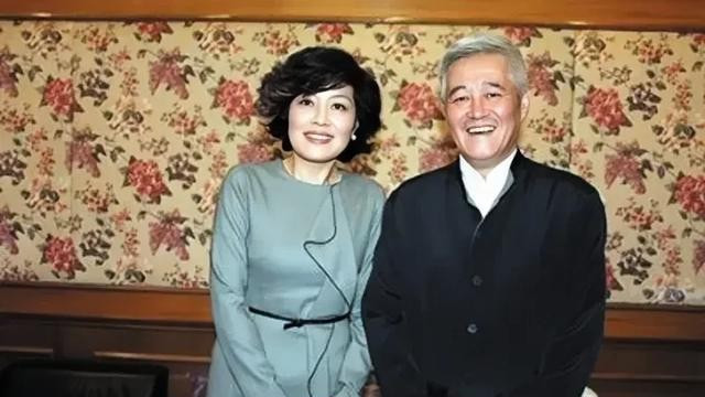 56岁哈文国外庆生，丈夫去世七年，女儿出道受阻，过的凄苦也潇洒