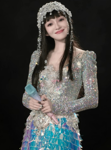 张韶涵演唱会新造型太好看了吧 ，好像海豚湾恋人时候似的易天边，一点没变啊。