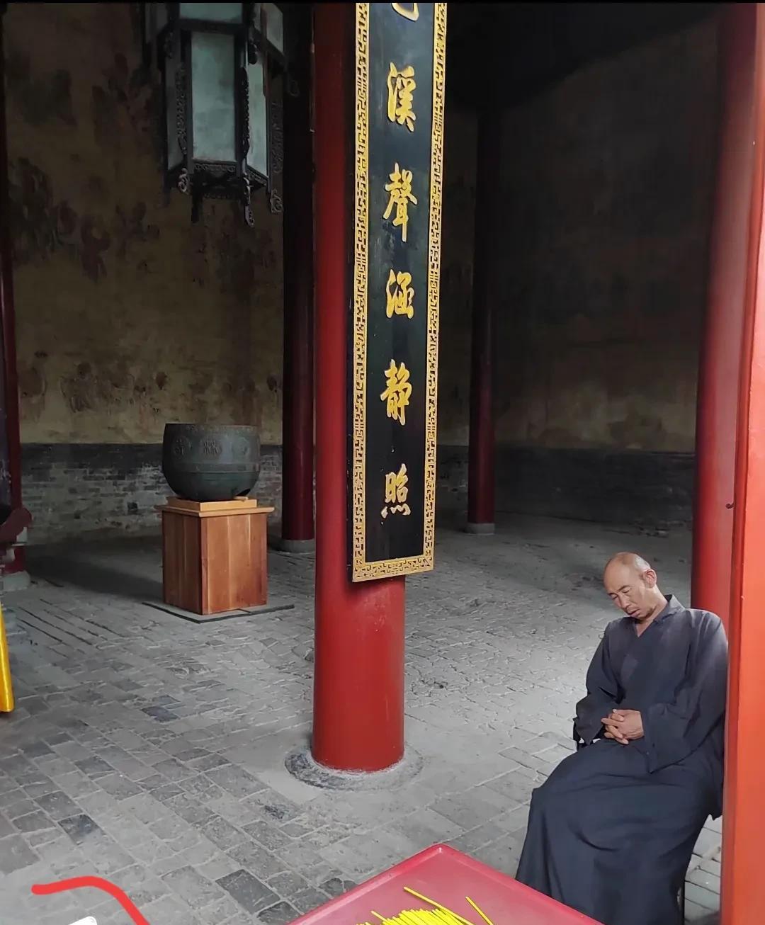 少林寺换新住持，这个在殿里坐着看香的和尚好日子到头了！
他的上班比无数985，2