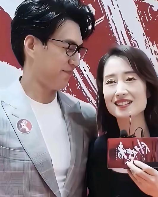 靳东与刘敏涛像双胞胎姐弟！他俩脸型相似，都是同一年出生的，刘敏涛比靳东大11个月