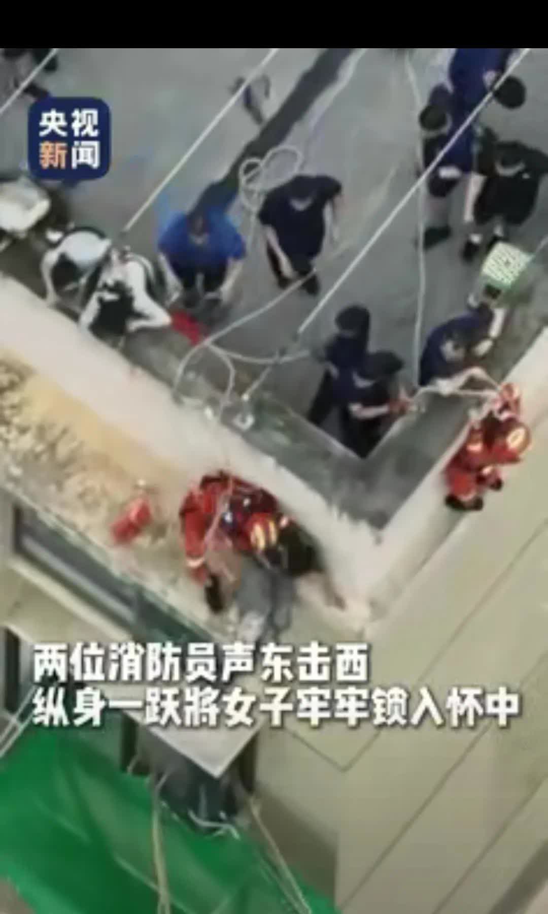 6月21日，在湖南娄底双峰县，消防接到报警，得知有一名中年女子坐在33楼的墙体外