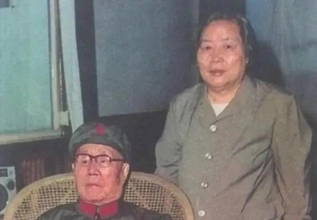 1945 年深夜，一男子爬进了延安保育院的窑洞。突然，他拿出锋利的匕首，残忍地在