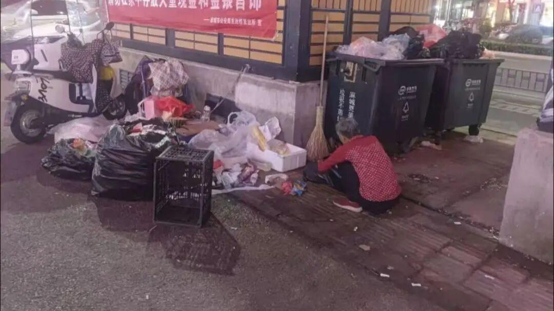 69岁阿姨捡纸壳养男友：看完真相，我沉默了