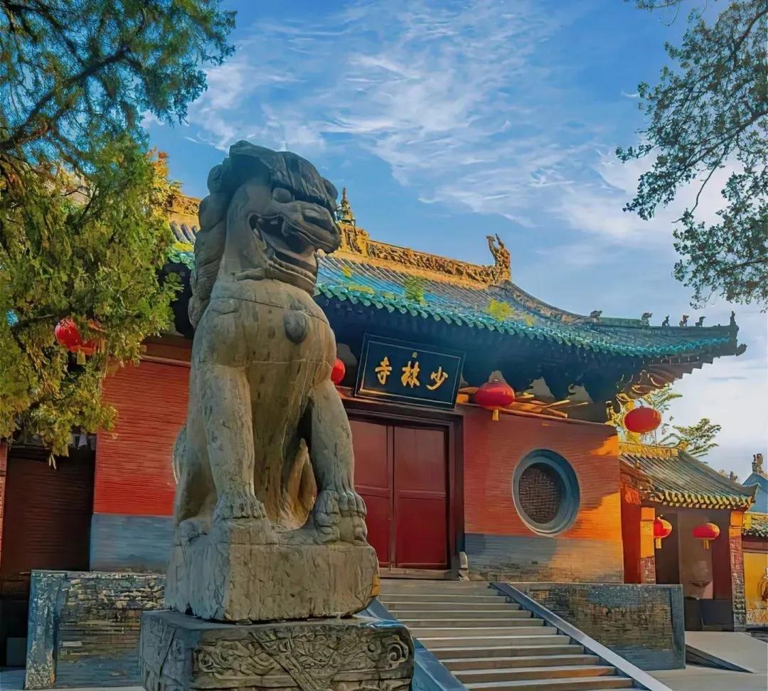 花花世界，滚滚红尘。哪还有什么佛门清净，大隐于市，庄严神圣之地？
男盗女娼，利欲