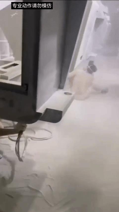 干这种机架喷涂工作，戴个防护管用吗？钱和身体哪个重要？