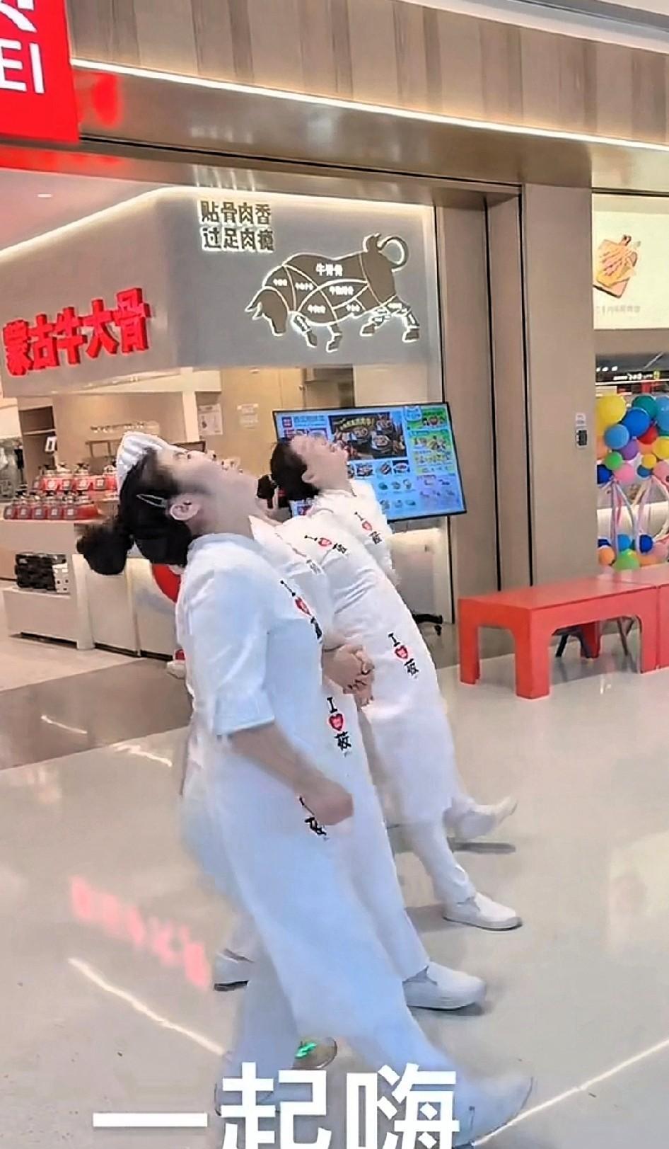 西贝餐厅这是在玩火吗？还大张旗鼓地发布那些跳舞欢乐的视频，难道不知道众多网友对它