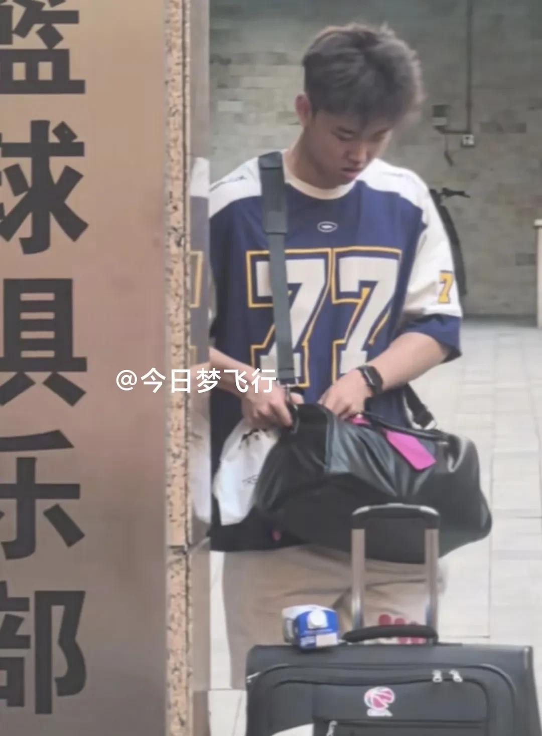 广东队小将李奕臻今天回辽宁！
今天下午，李奕臻离开宏远俱乐部，休赛期回家度假。