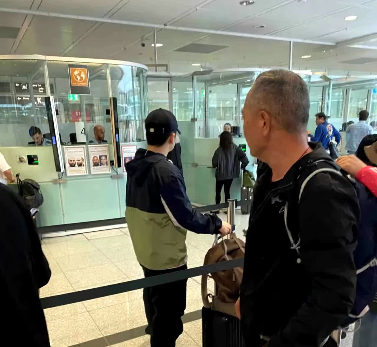 异国他乡，球迷偶遇小胖，独自一人，让人看的有些心疼也有些心酸。

也许真的应