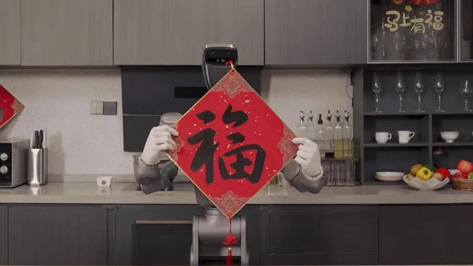这个春节谁把人形机器人搬进了家庭？