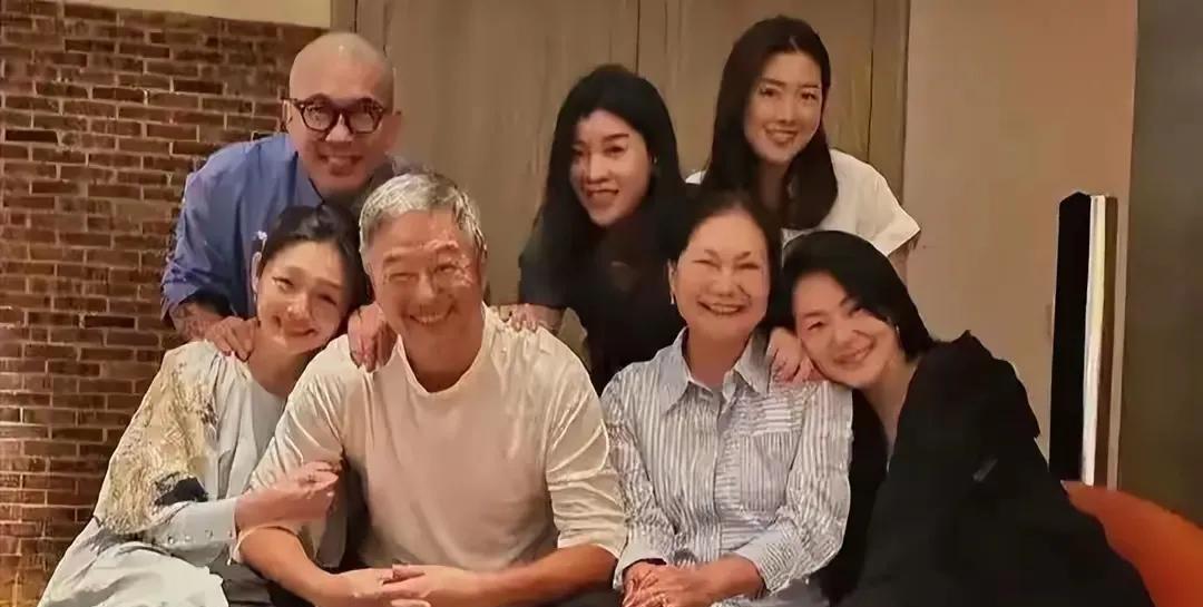 大S的恩师领路人
王忠伟
看着多儒雅个人
感觉档次不差啊
怎么就跟S家搞一起去了