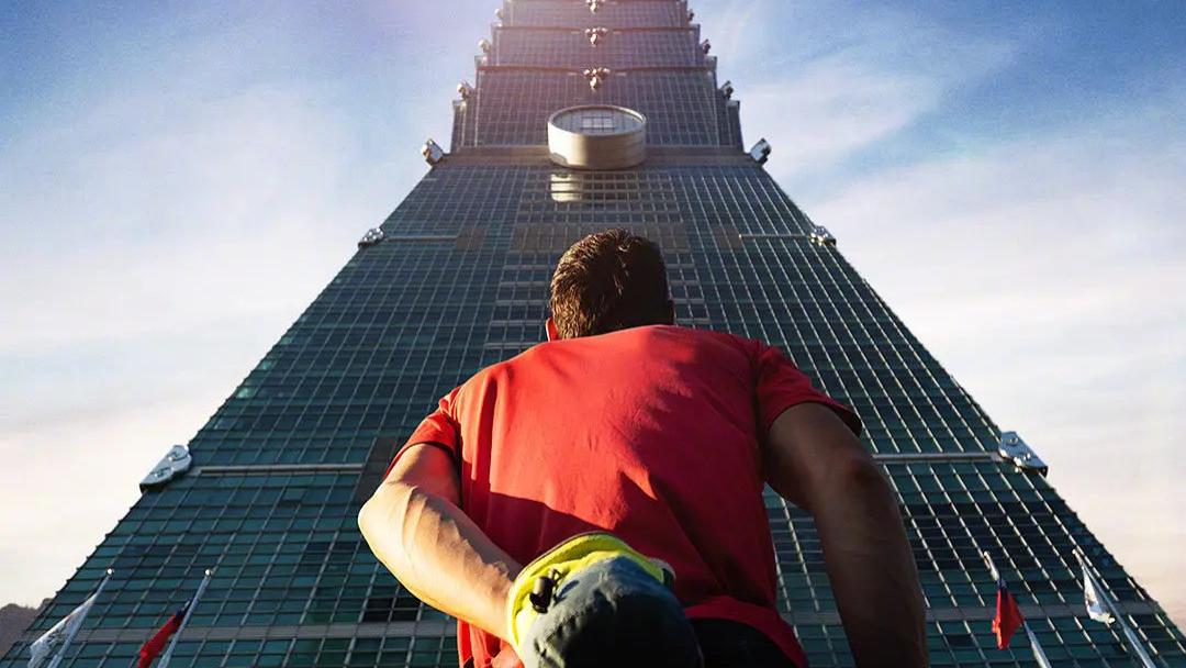 他徒手爬上了台湾最高楼！