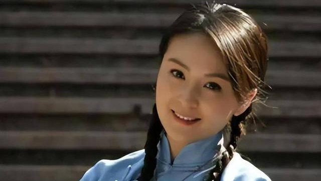 最干净女演员被富商苦追10年才嫁，如今和女儿被宠成宝