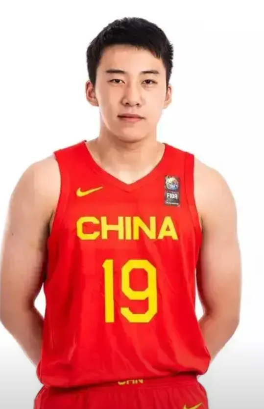中国男篮90:70大胜半主力阵容的波黑队，三个看点

1、如果非要抛开21中11