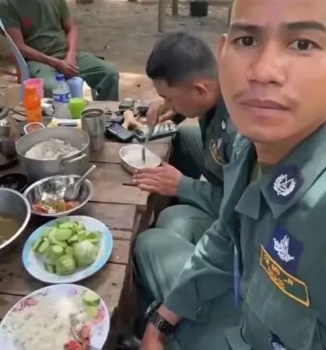 这是网友发布的柬埔寨边境上士兵吃饭的相片。这些士兵吃的还不错，大米饭，还有青菜。