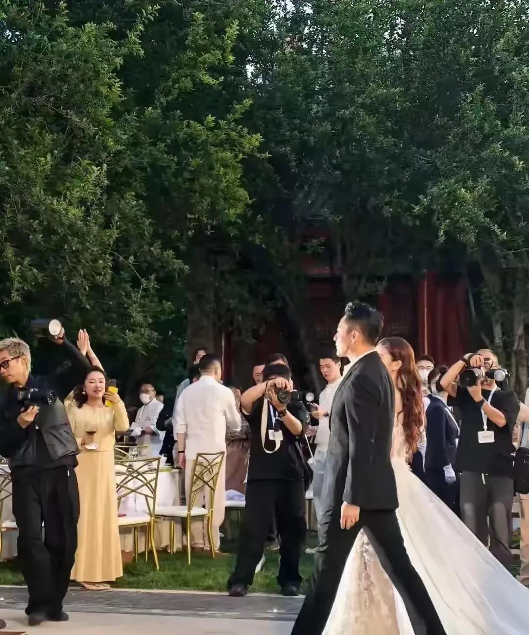 有没有一种感觉
汪小菲的二婚婚礼
办了还不如不办
简直是汪徐两家
对撕中最大的败