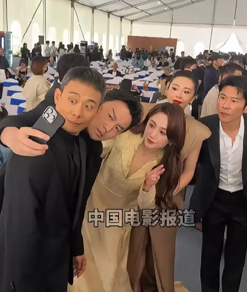 果然明星都是很善于搞怪的
