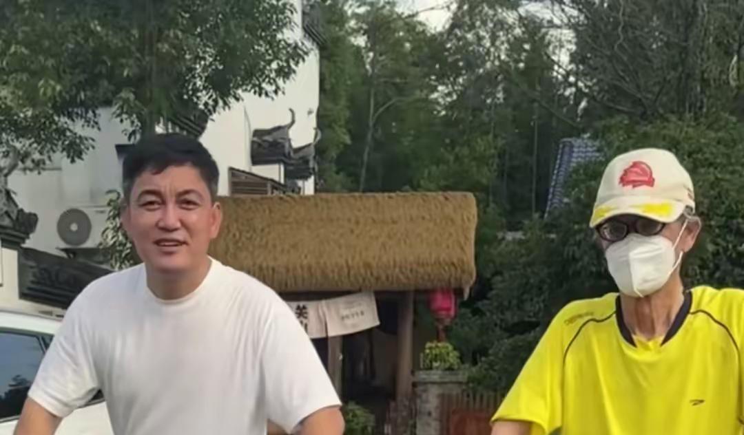 52岁李锐带闺女回村看90岁老爷子！父子同框像复制粘贴，这画面太戳人！[比心]