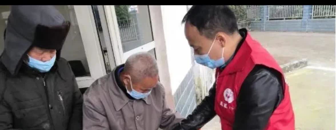 老人去世后四子女冒头争200万遗产
江苏无锡这出遗产闹剧绝了！独居老人张爷爷自