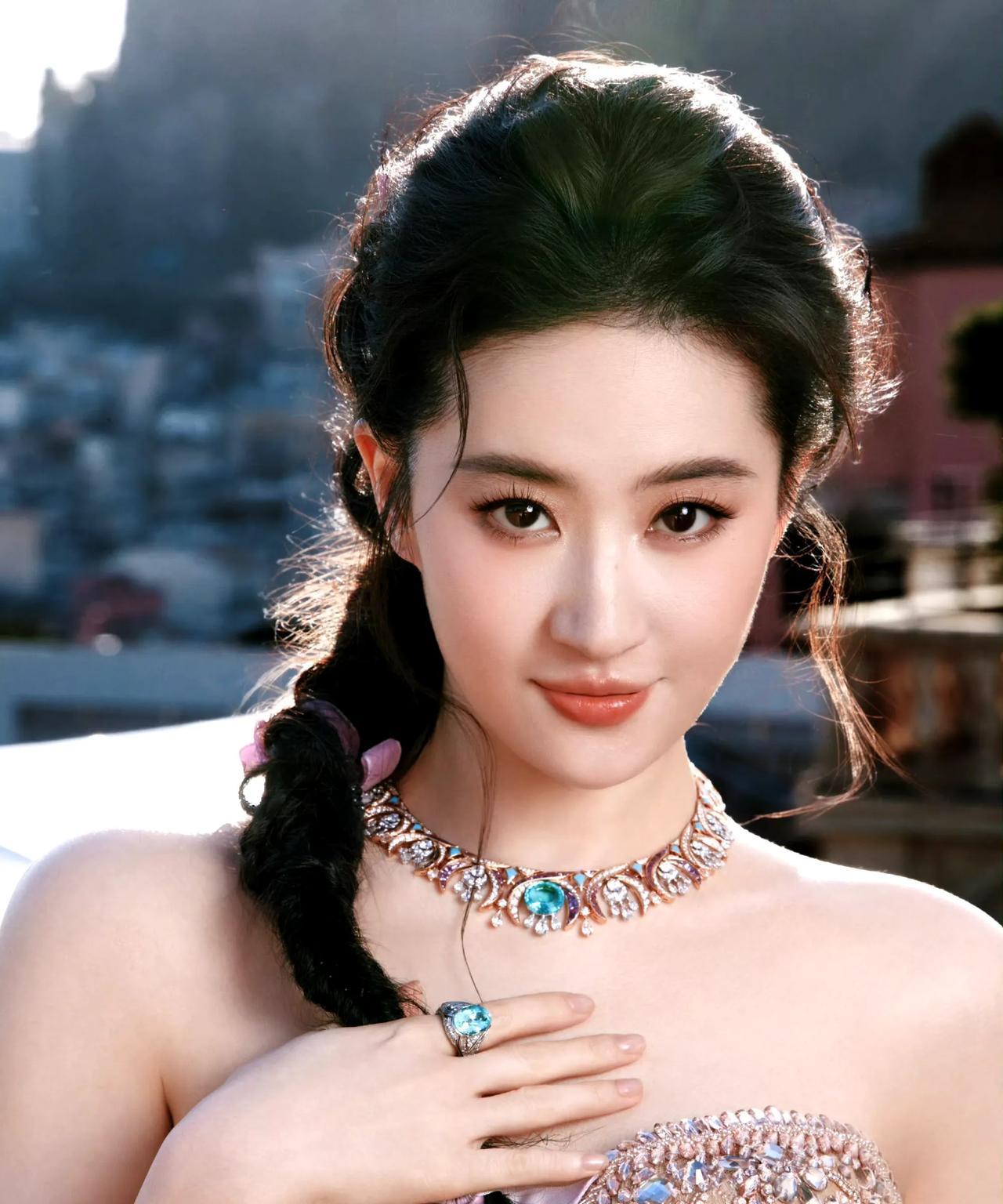 这已经是姐累积演绎的第十三条 Elie Saab 高定造型了 ！甚至光近两年就足