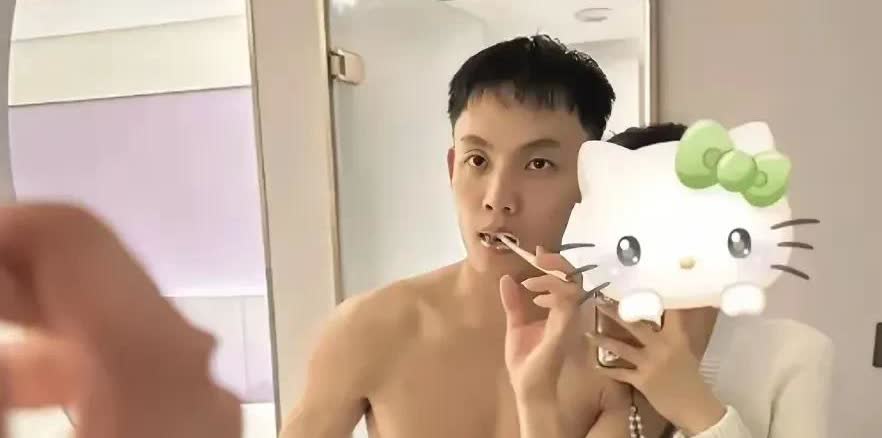 我喜欢徐杰，因为他刻苦训练，以普通人的身材， 从事了普通人无法参加的工作。并且在