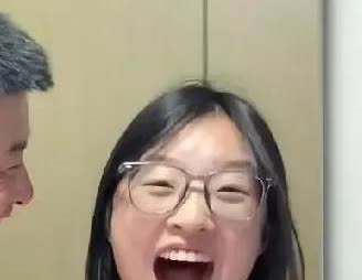 奇了怪了，真的是！
高考考288难道不是应该羞愧吗？

但是一女孩查分数直