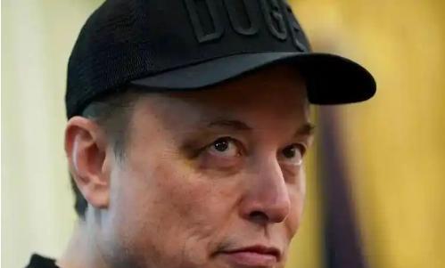 白宫发生激烈打斗？难怪马斯克眼角淤青，班农爆料令美媒一片哗然，难道有内幕？
5月