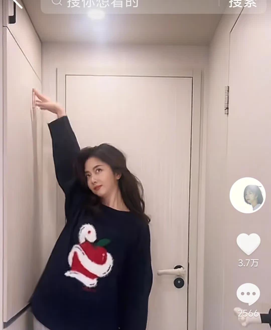 这个女子不一般呀，不一般的气质，不同寻常的美，这个扶墙的姿势有点子妖娆，某k看了