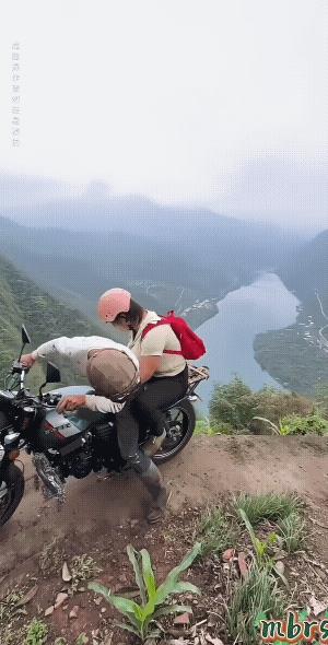 后面坐的女子笑着不断说:“别倒了！别倒了！别倒了！”
男子可能觉得不到味，可没有
