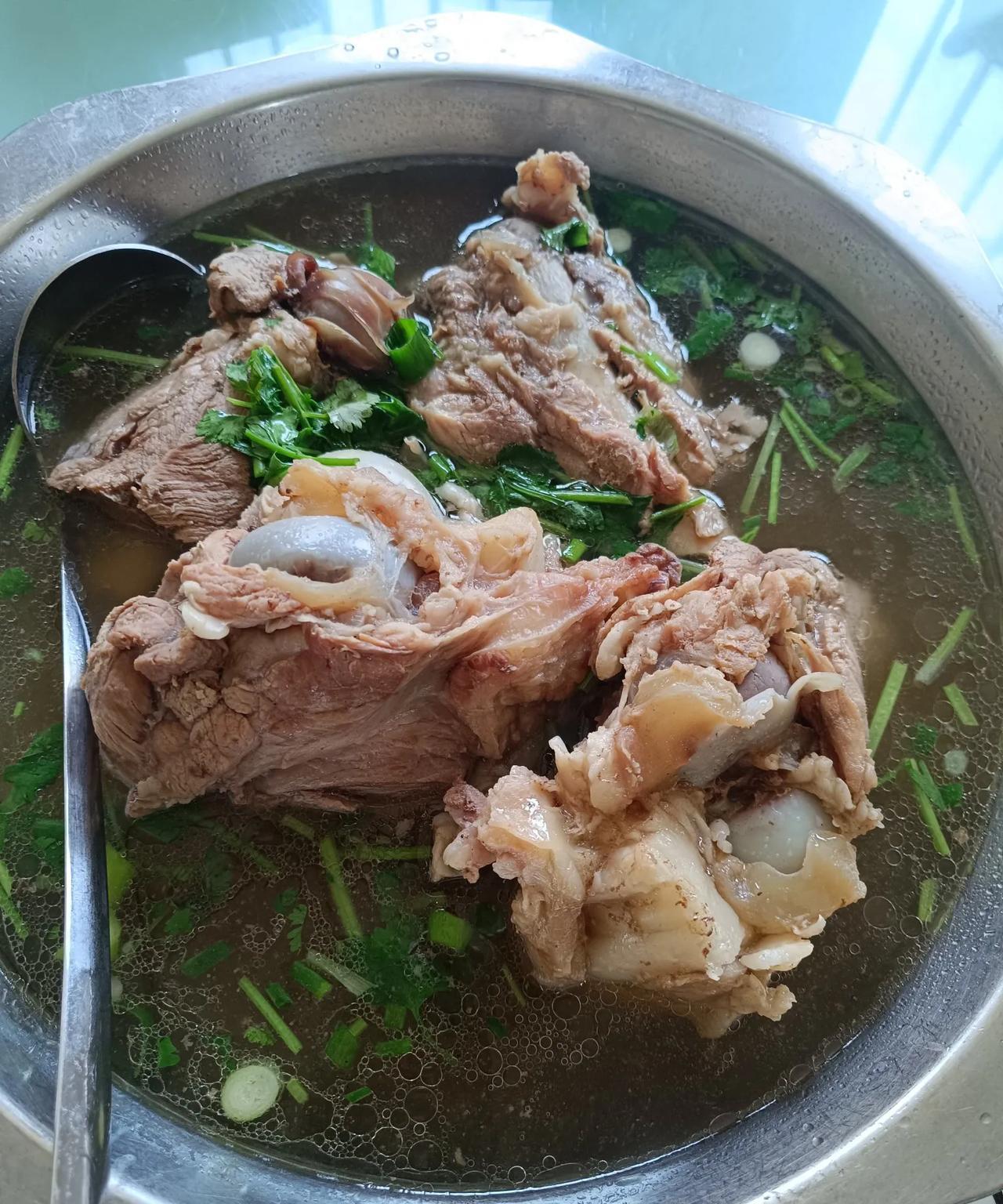 今天是父亲节，中午的时候请老爸老妈去饭店吃了顿饭，花了335点了11个菜，真的是